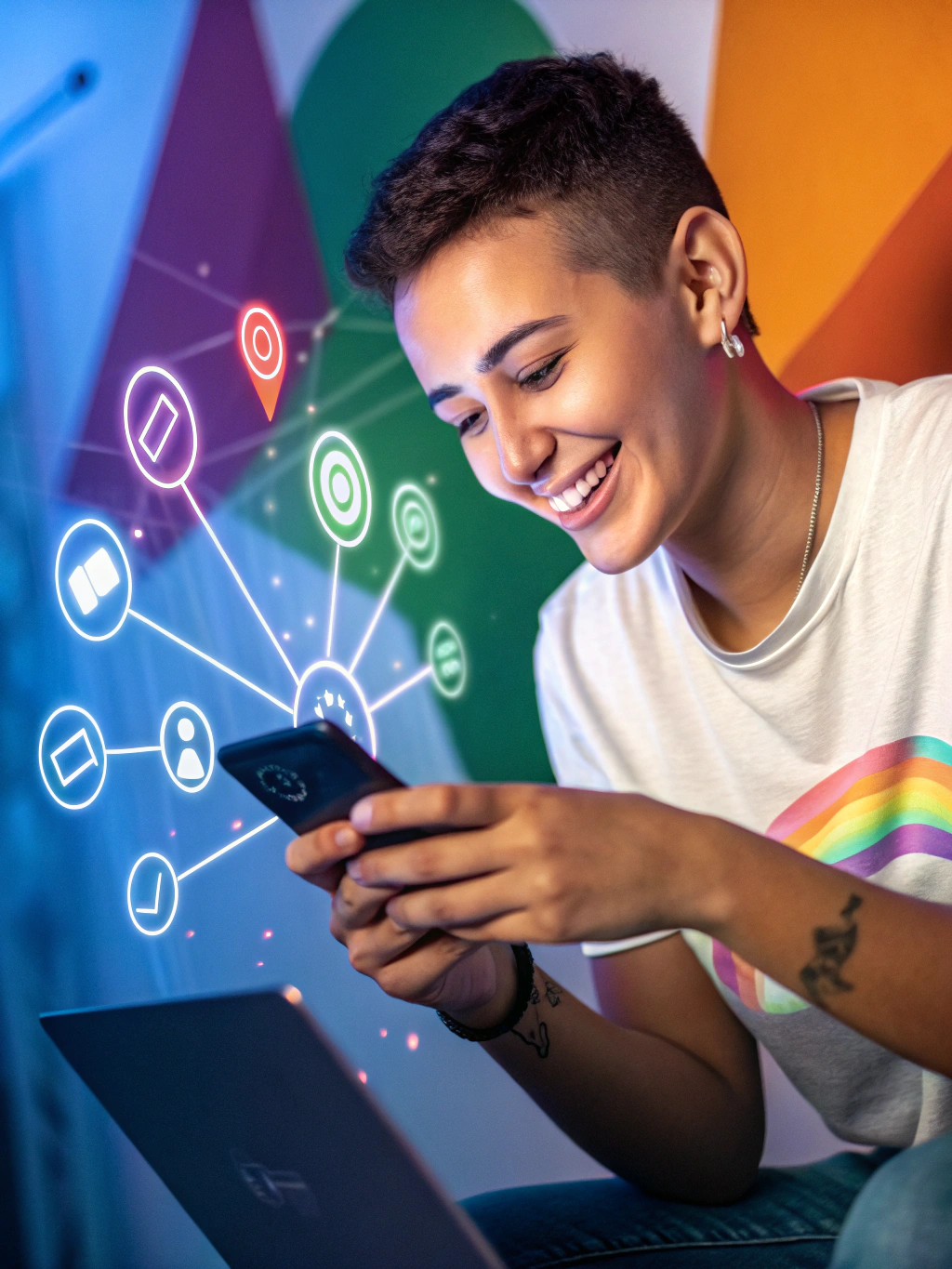 Persona sorridente con telefono